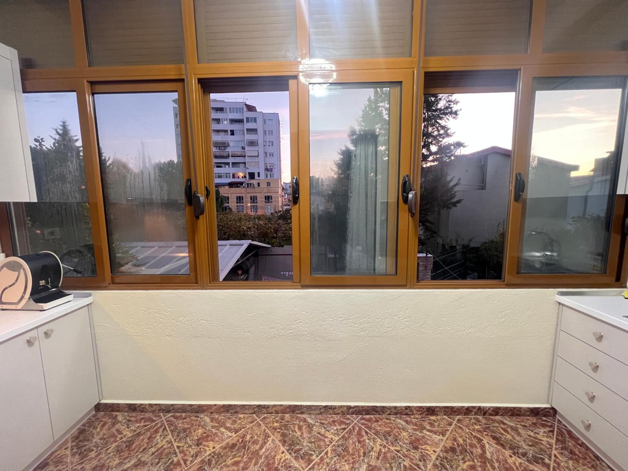 Mandi Tirana
